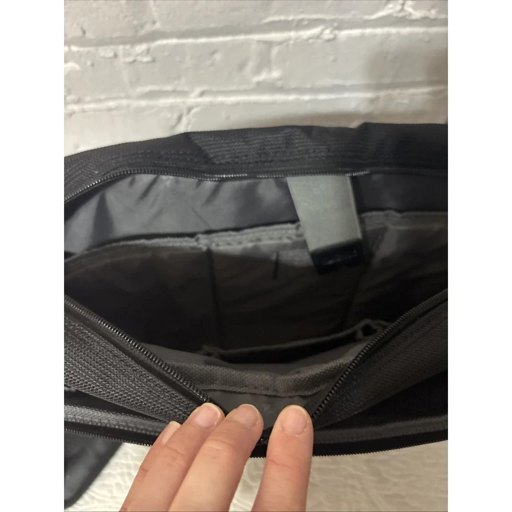 KENNETH COLE REACTION R-Tech Black laptop bag with‎ shoulder strap very nice!